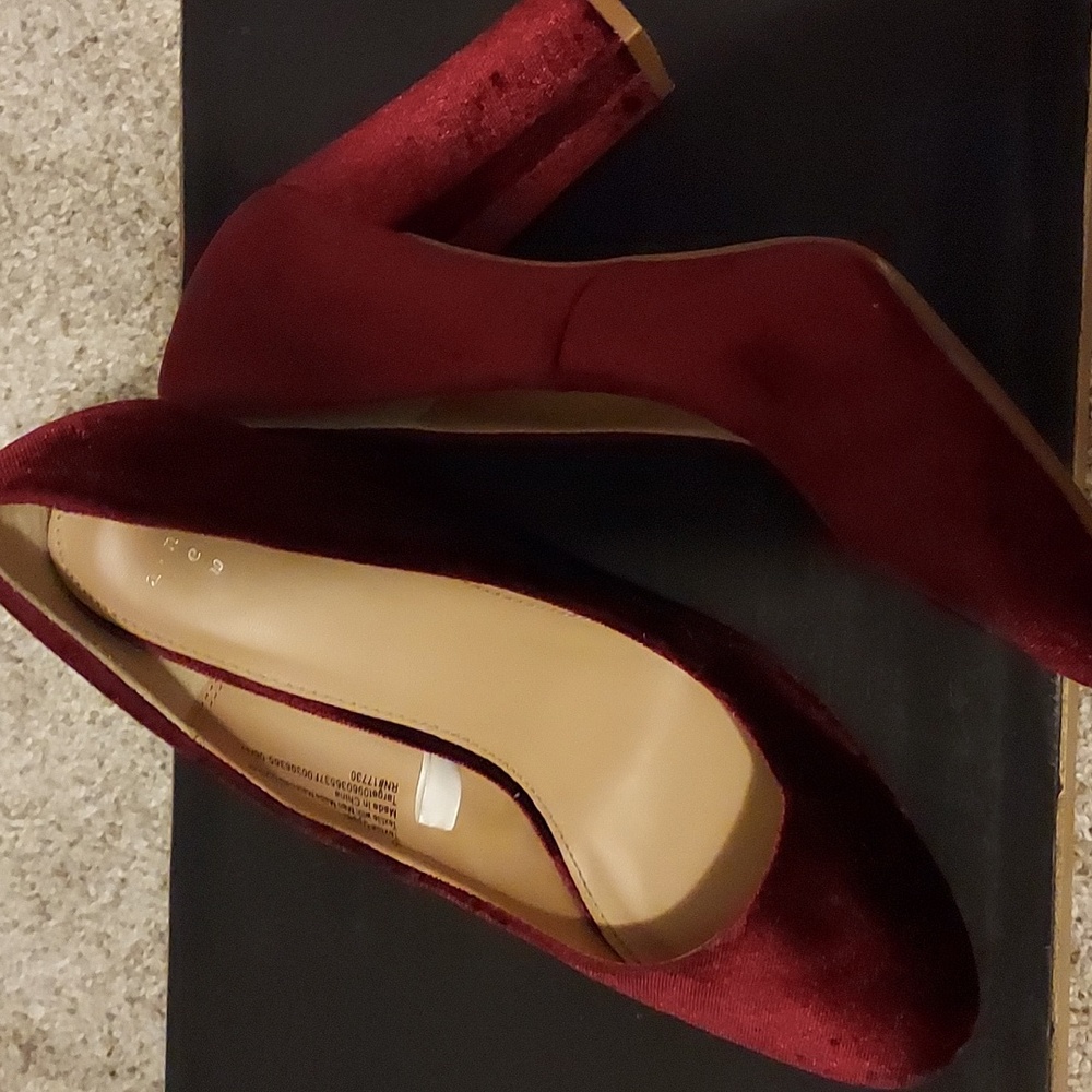 A.n.d e a w y Dark Maroon Velvet plush pumps. Size 10M